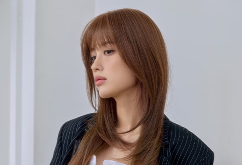 ピンクエイジの人工頭皮のウィッグを被る女性の画像